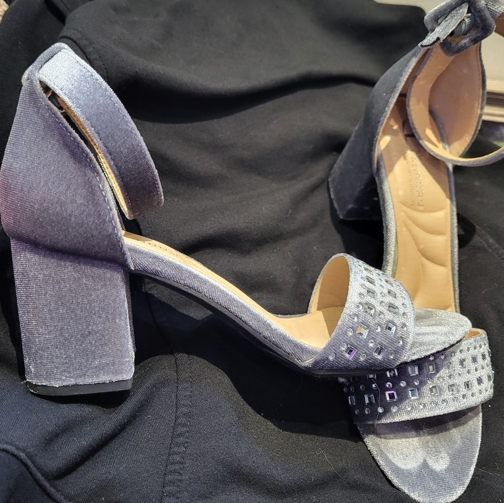 Women's Dress Velvet Wedge Shoe 2.5" heel. Size 6